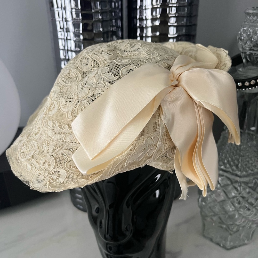 Rare museum quality 1930s bridal hat Chantilly lace and ribbons cream